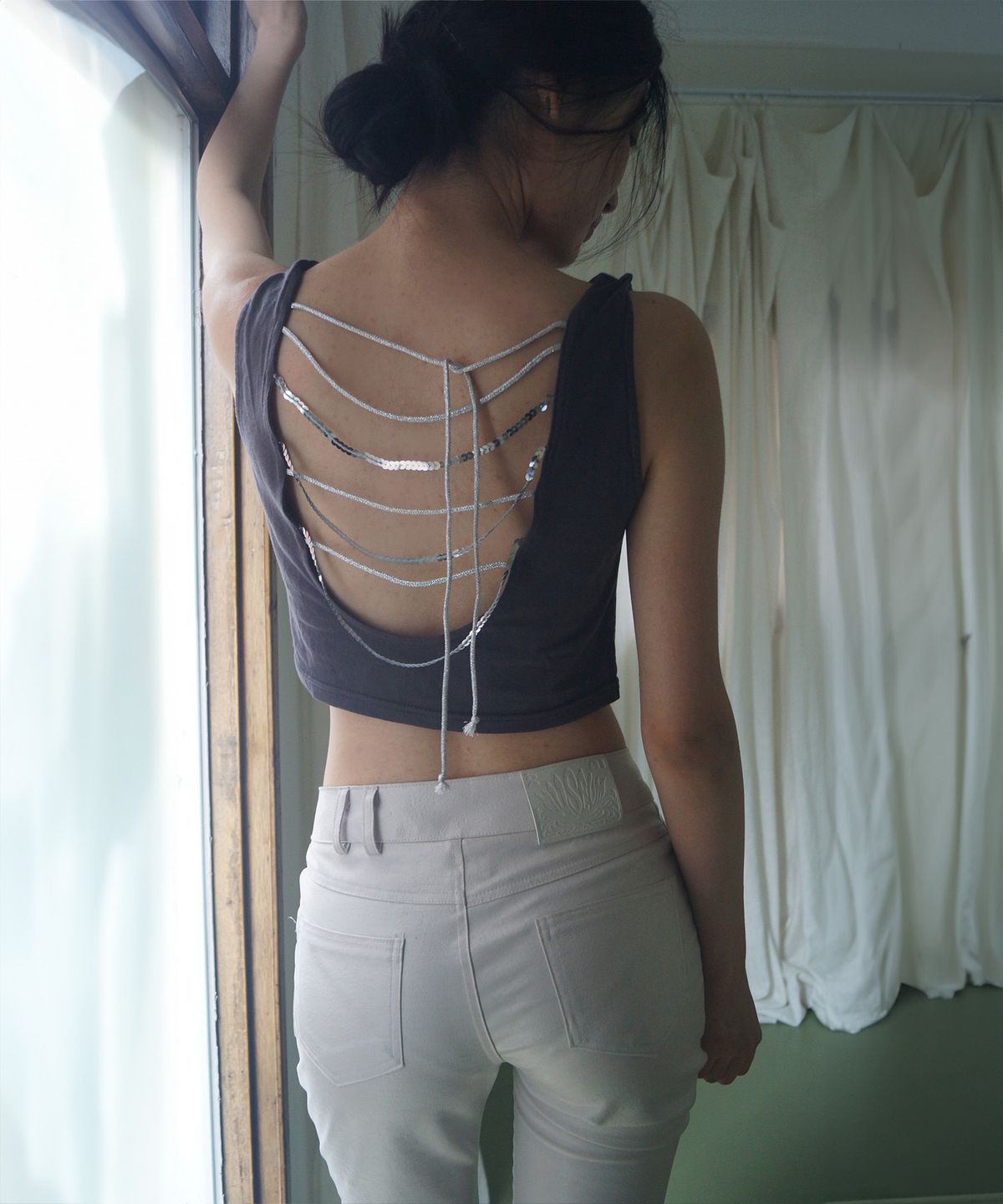 뮤즈뮤지엄(MUSEMUSEUM) Beaded Strap Draped Cami - Charcoal
