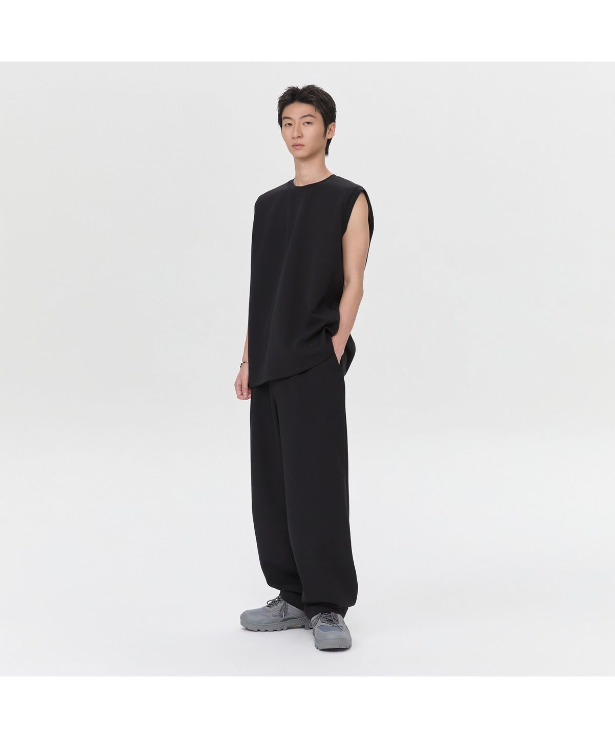 커스텀멜로우(CUSTOMELLOW) Black Woven Sleeveless T-shirt CWTAM26611BKX