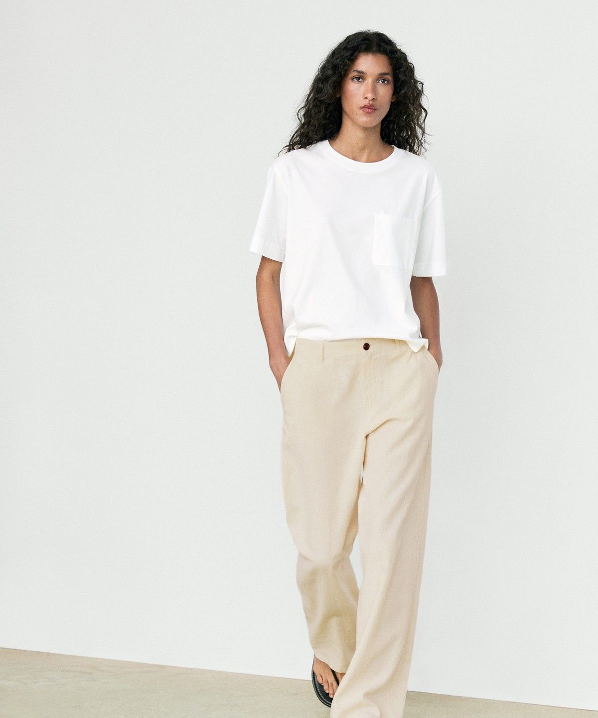 마시모두띠(MASSIMO DUTTI) 포켓 디테일 반팔 티셔츠
