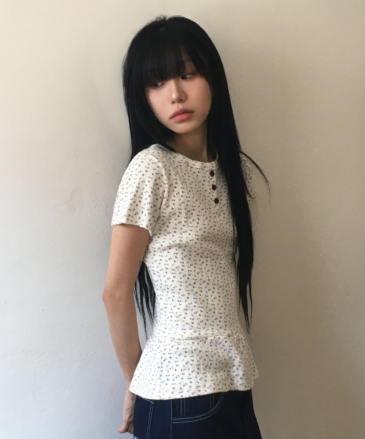 슬릭글로우(SLEEKGLOW) Flower Button Frill T-Shirt[Ivory]