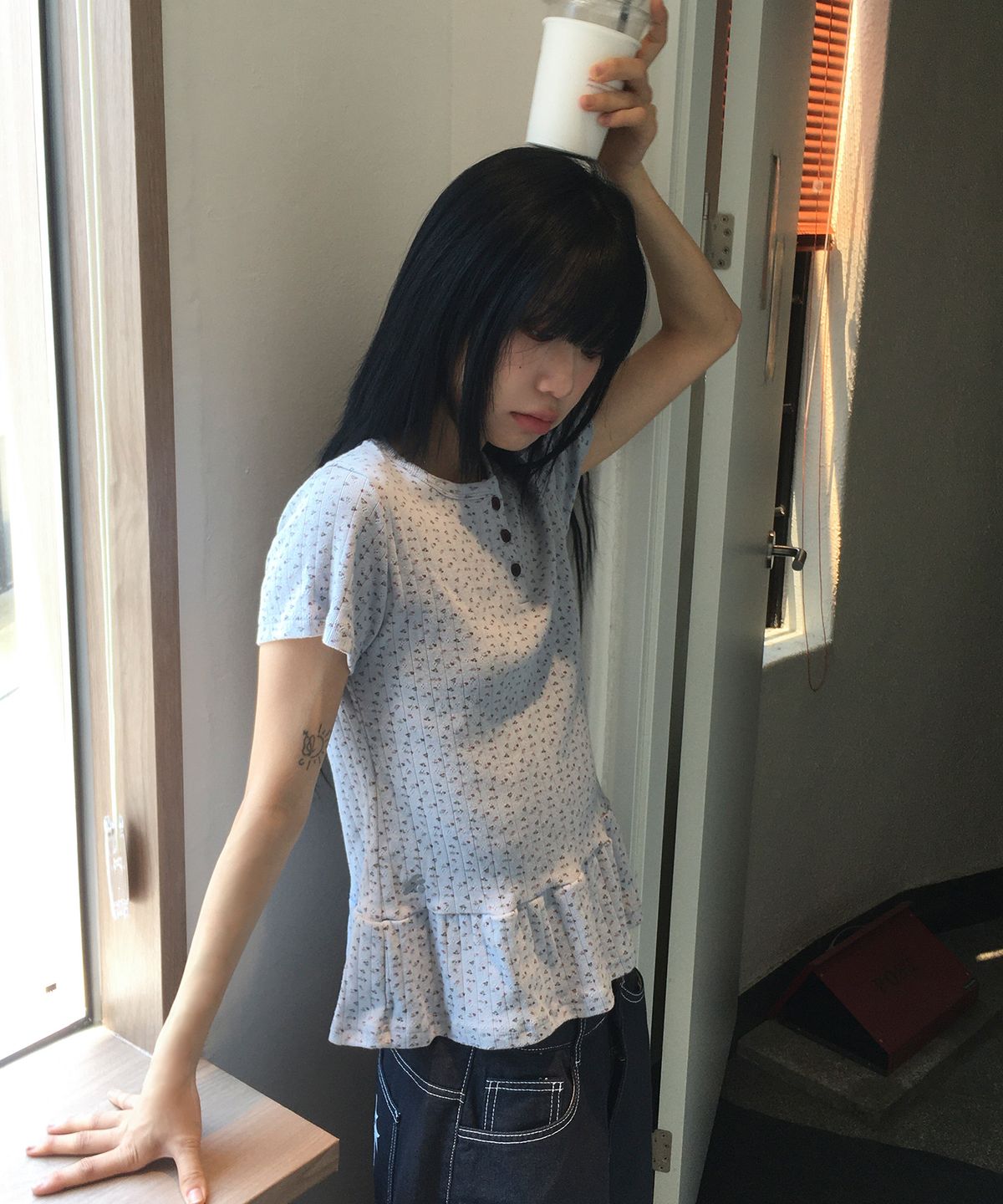슬릭글로우(SLEEKGLOW) Flower Button Frill T-Shirt[Light Blue]