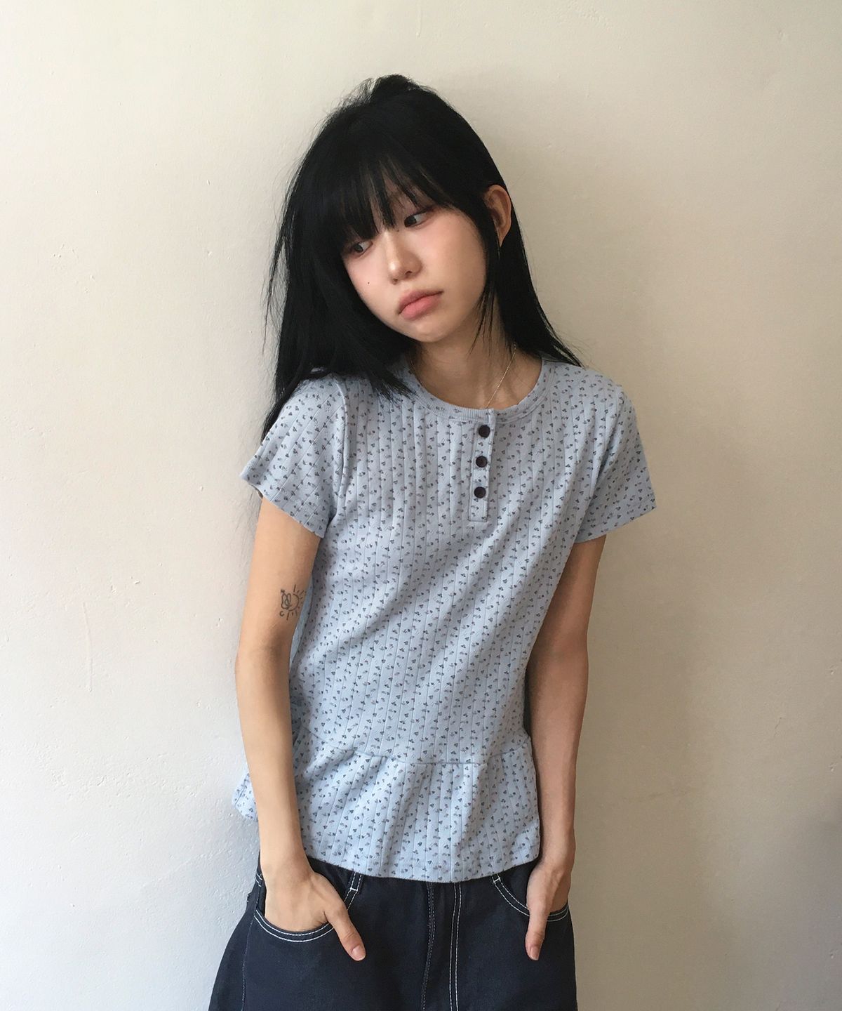 슬릭글로우(SLEEKGLOW) Flower Button Frill T-Shirt[Light Blue]