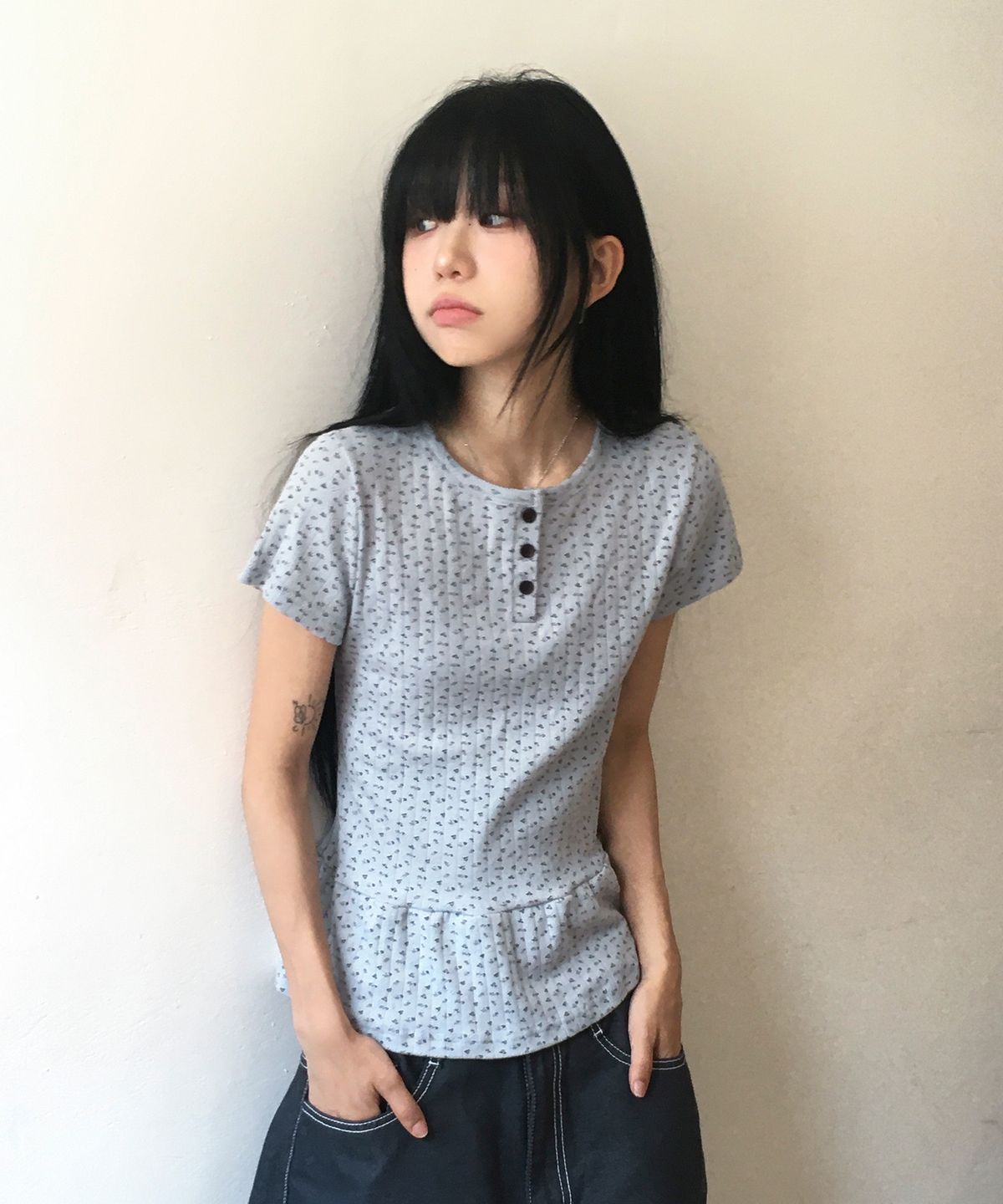 슬릭글로우(SLEEKGLOW) Flower Button Frill T-Shirt[Light Blue]