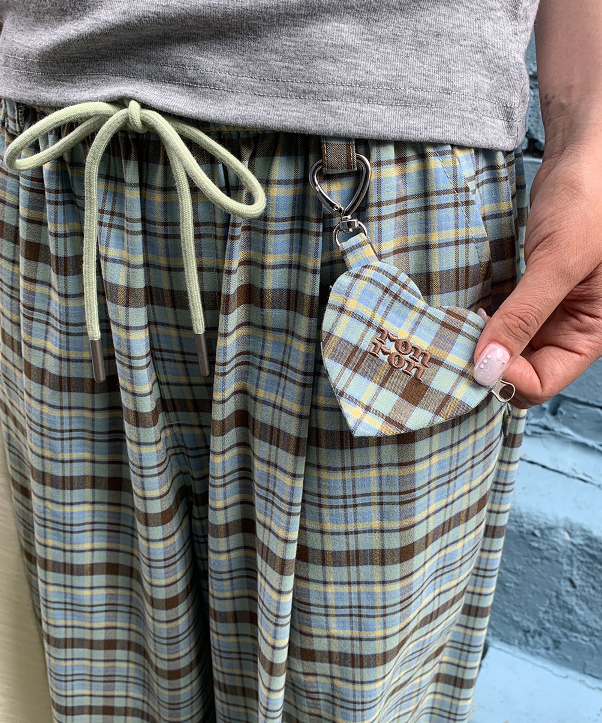 론론(RONRON) HEART KEYRING CHECK JOGGER PANTS MINT