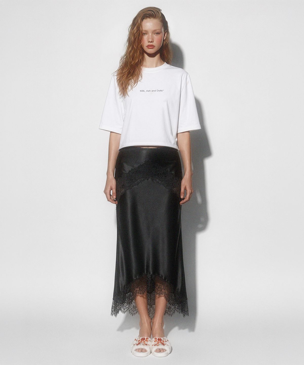 밀크 애쉬 앤드 돌스(MILK ASH AND DOLLS) 로고 크롭 숏 슬리브 - 화이트