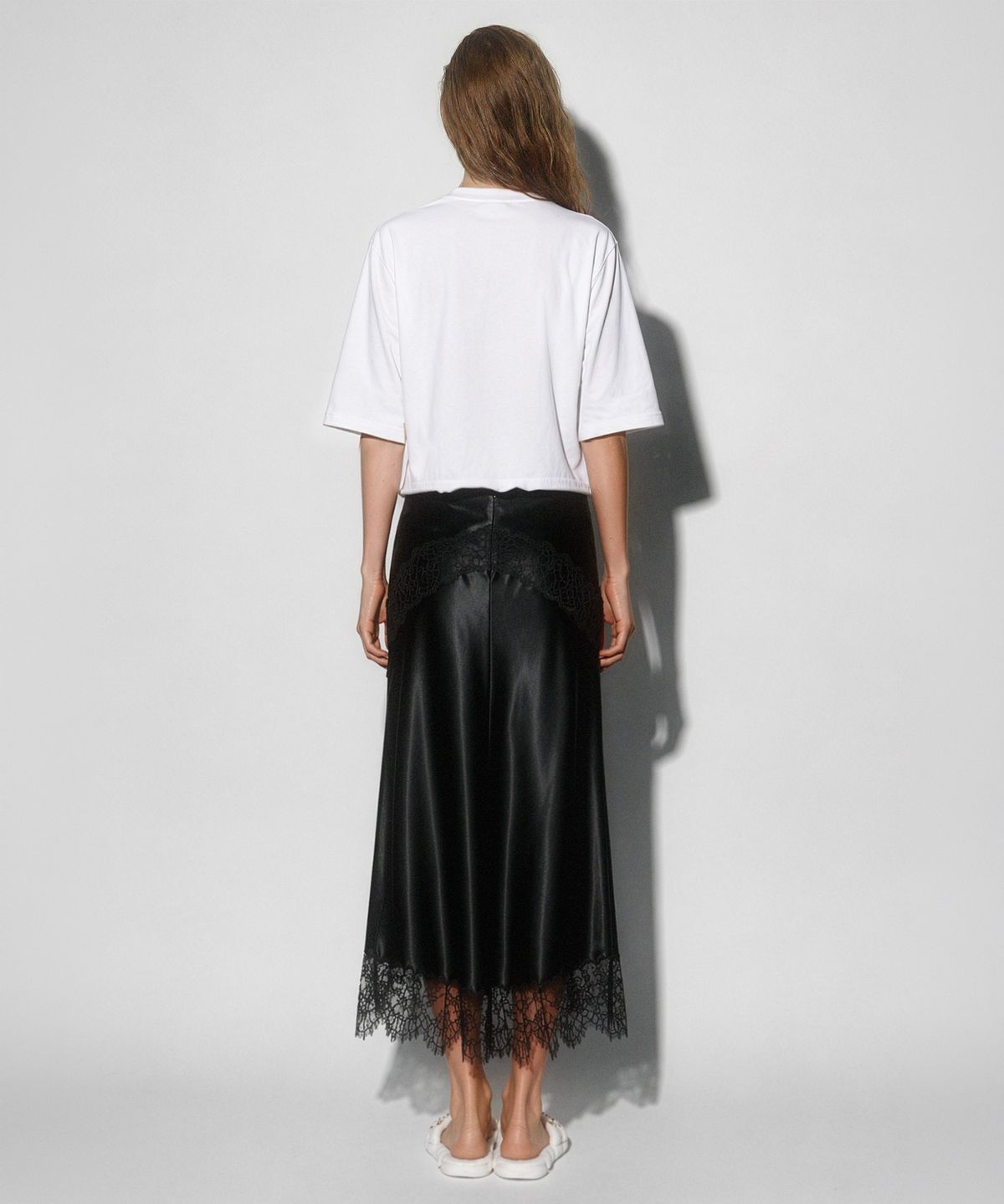 밀크 애쉬 앤드 돌스(MILK ASH AND DOLLS) 로고 크롭 숏 슬리브 - 화이트