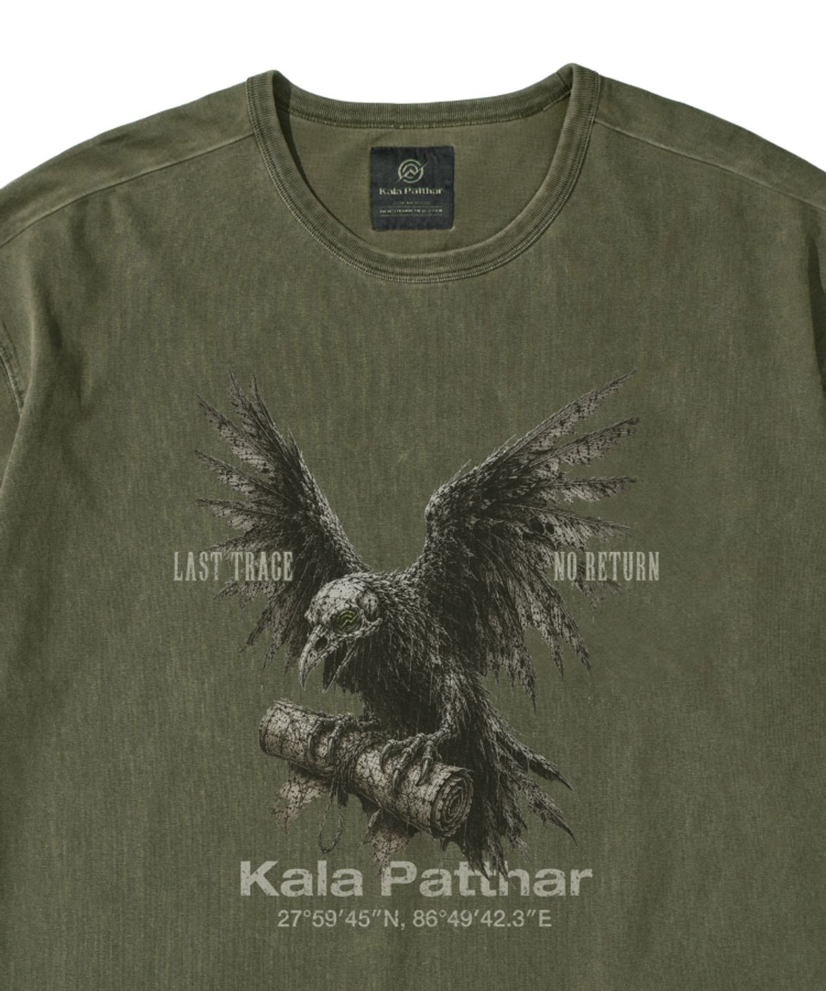 칼라파타르(KALAPATTHAR) PIGMENT GHOST CROW GRAPHIC SHORT SLEEVE T-SHIRT KHAKI