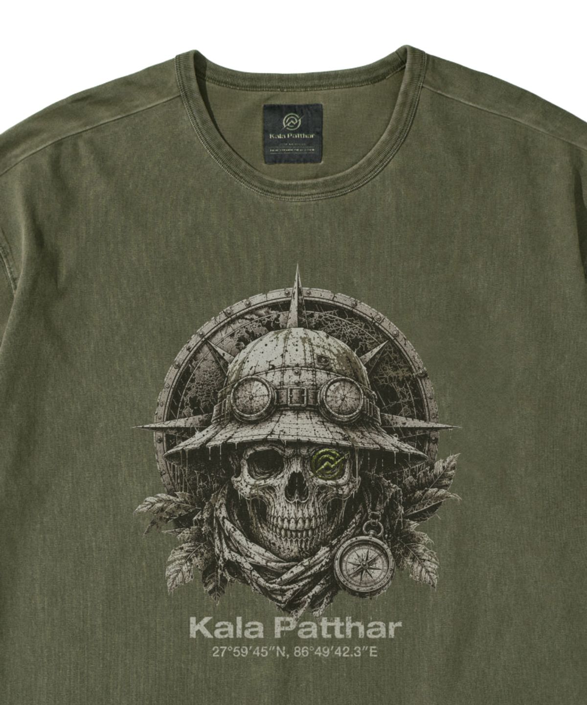 칼라파타르(KALAPATTHAR) PIGMENT SKULL EXPLORER GRAPHIC SHORT SLEEVE T-SHIRT KHAKI