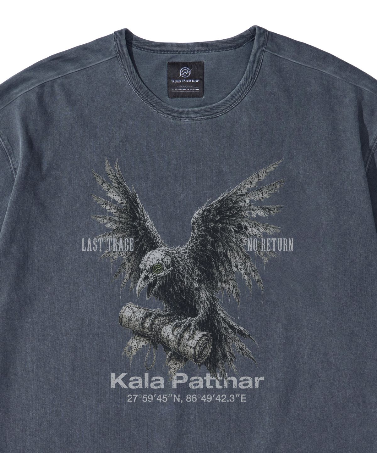 칼라파타르(KALAPATTHAR) PIGMENT GHOST CROW GRAPHIC SHORT SLEEVE T-SHIRT BLUE