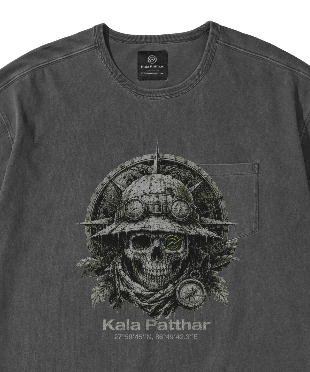 칼라파타르(KALAPATTHAR) PIGMENT SKULL EXPLORER GRAPHIC SHORT SLEEVE T-SHIRT CHARCOAL