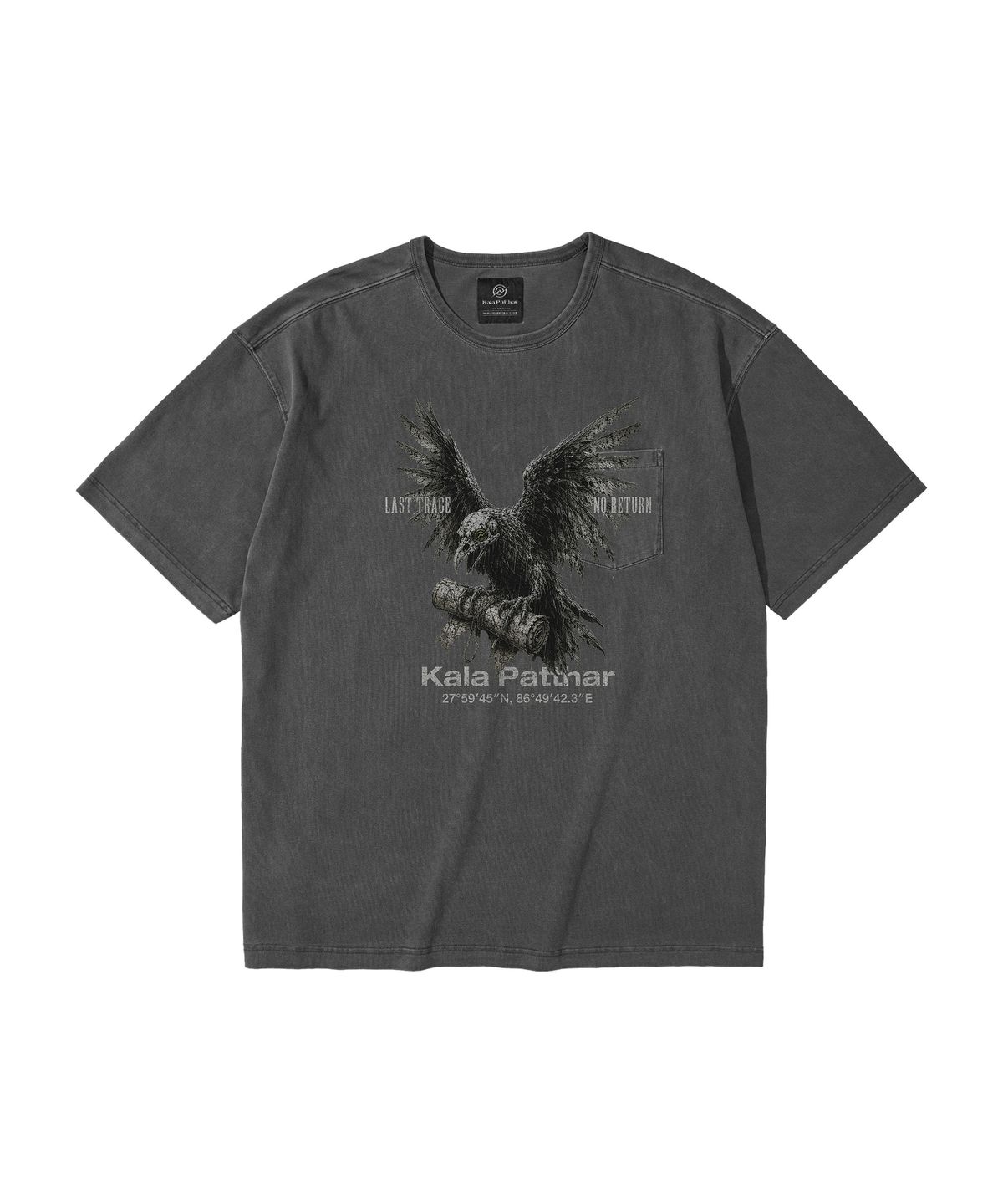 칼라파타르(KALAPATTHAR) PIGMENT GHOST CROW GRAPHIC SHORT SLEEVE T-SHIRT CHARCOAL