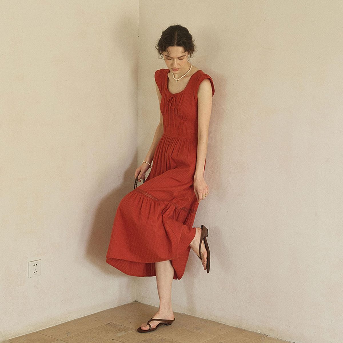 심플레트로(SIMPLE RETRO) SR_Fly sleeve red square neck dress