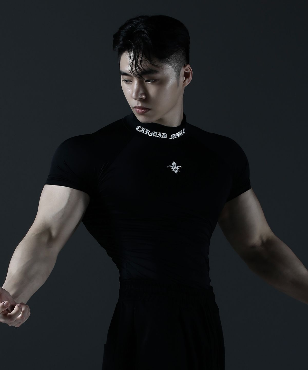 카미드(CARMID) 컴프레션 모크넥 레터링 반팔 [블랙]