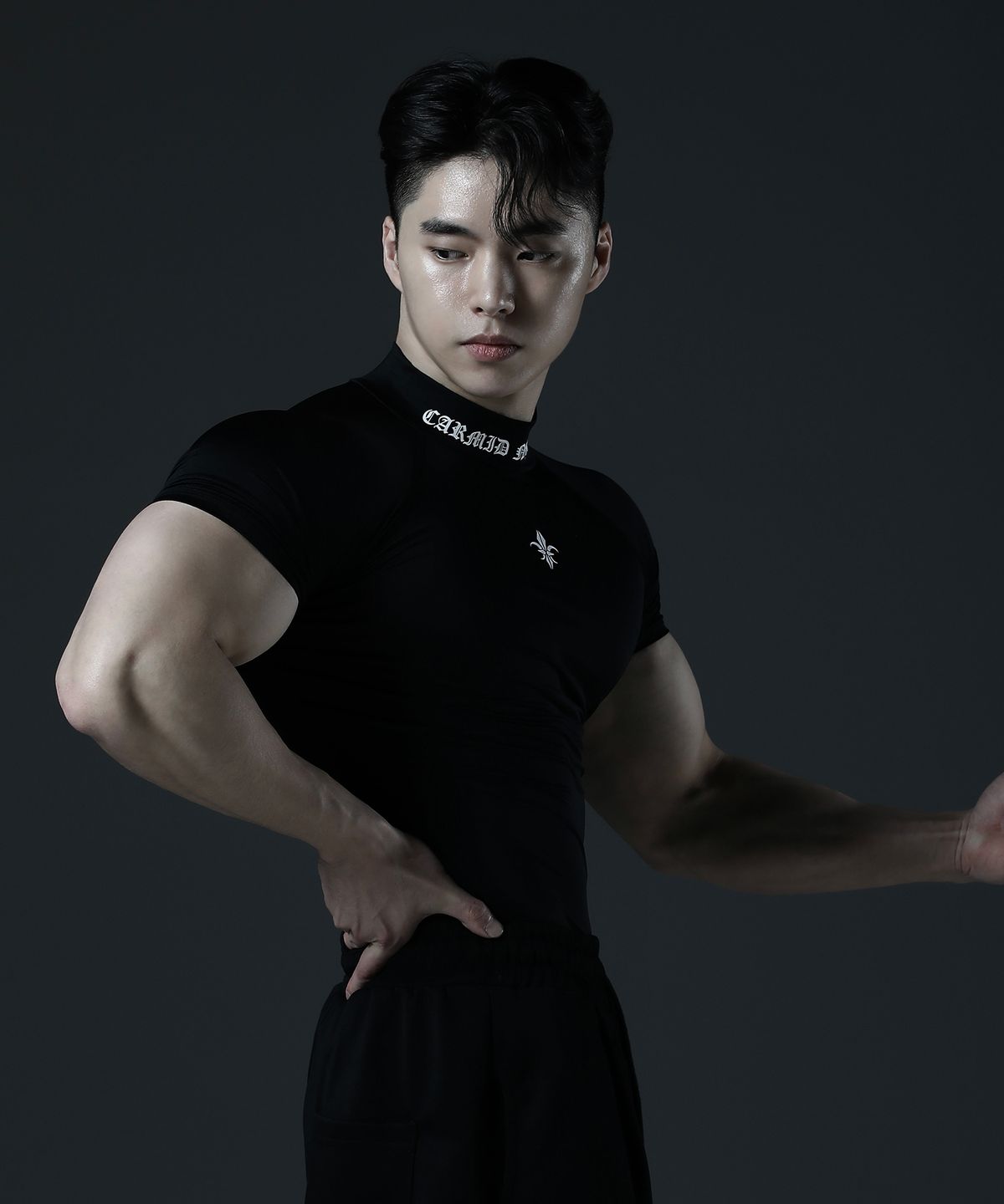 카미드(CARMID) 컴프레션 모크넥 레터링 반팔 [블랙]