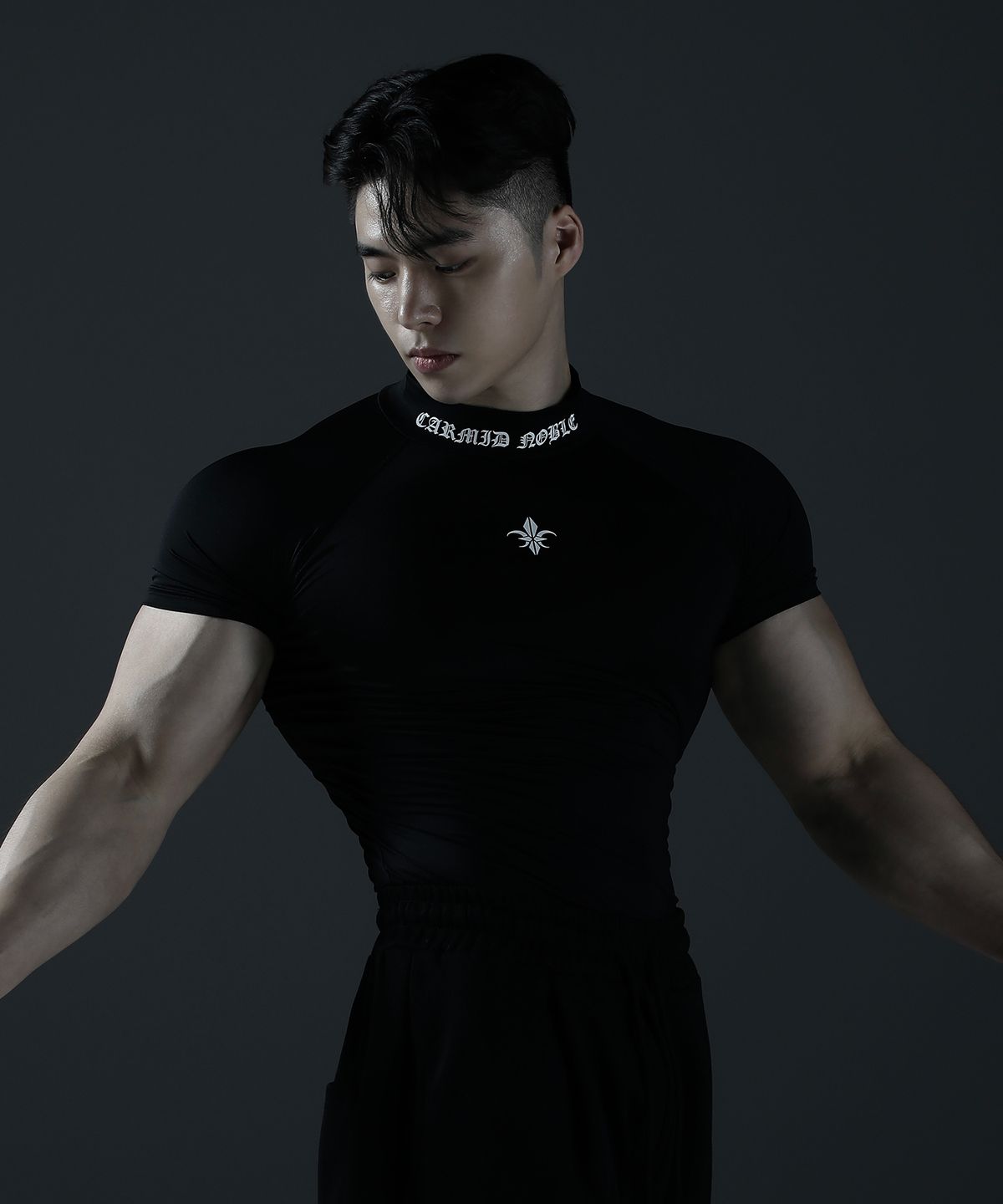 카미드(CARMID) 컴프레션 모크넥 레터링 반팔 [블랙]