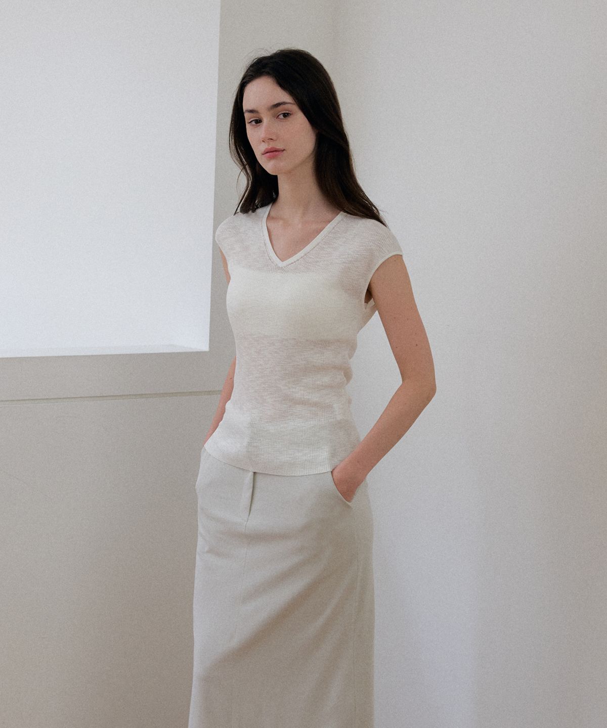 머지앤밍글(MERGE&MINGLE) Rosé Soft Sheer Rib Short Sleeve V-neck Knit Top (Ivory)