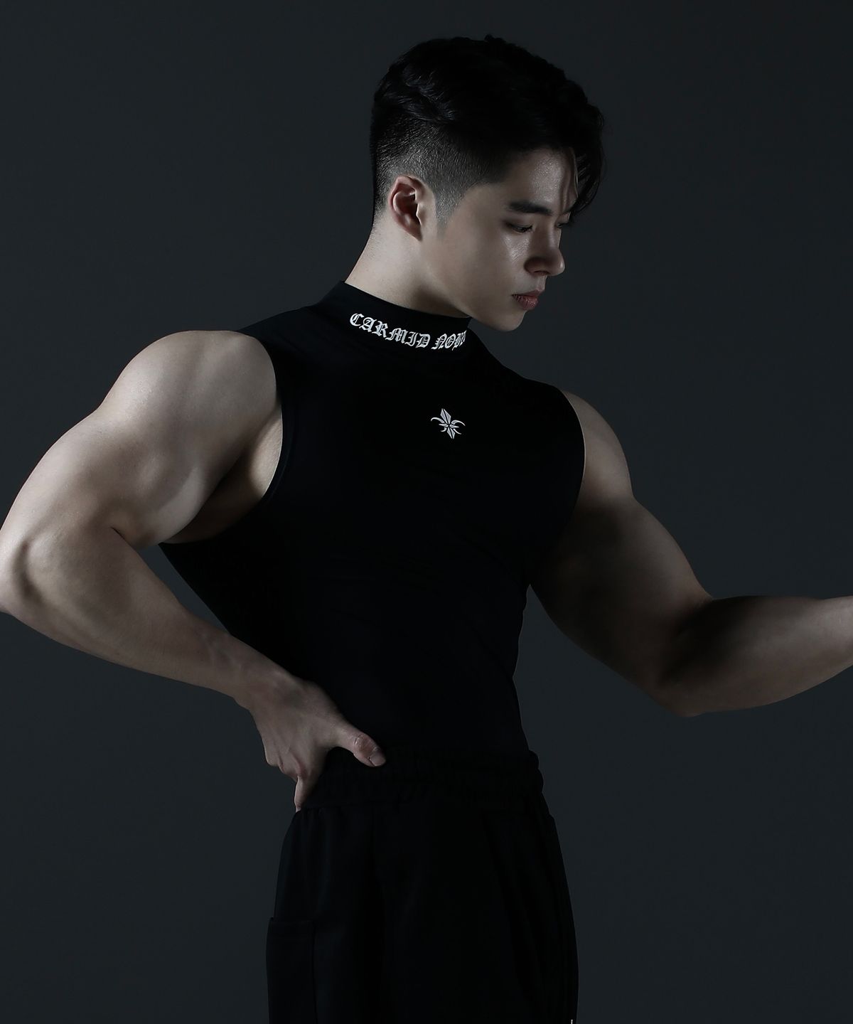 카미드(CARMID) 컴프레션 모크넥 레터링 나시 [블랙]