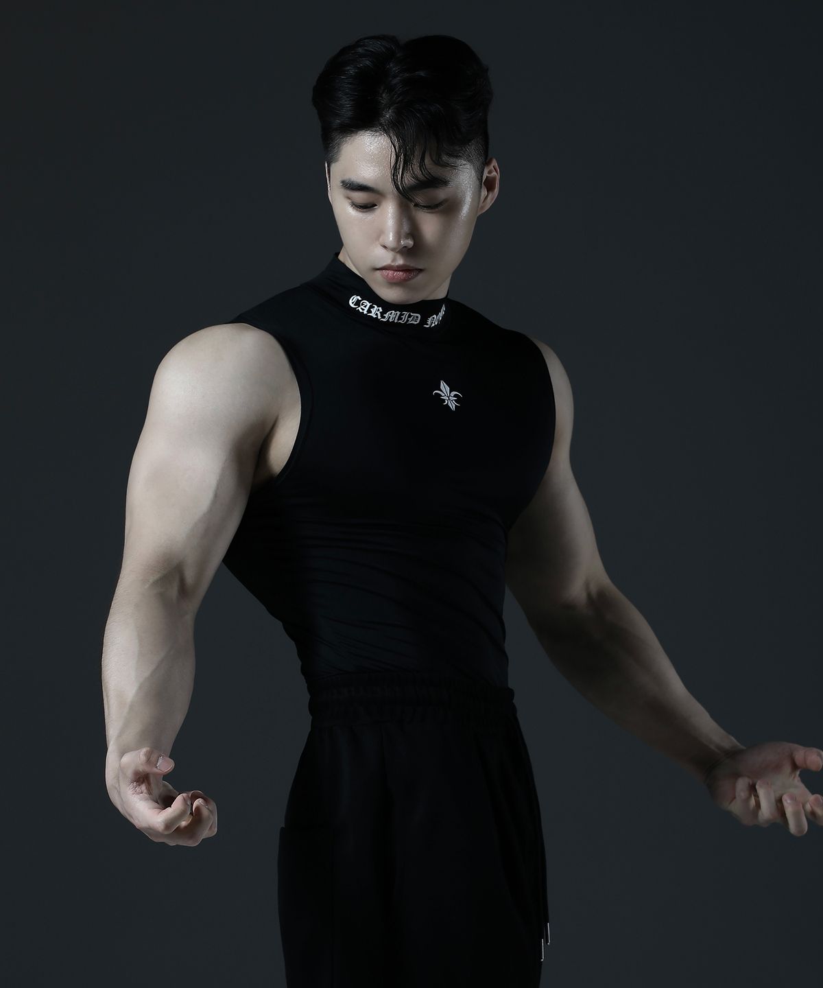 카미드(CARMID) 컴프레션 모크넥 레터링 나시 [블랙]