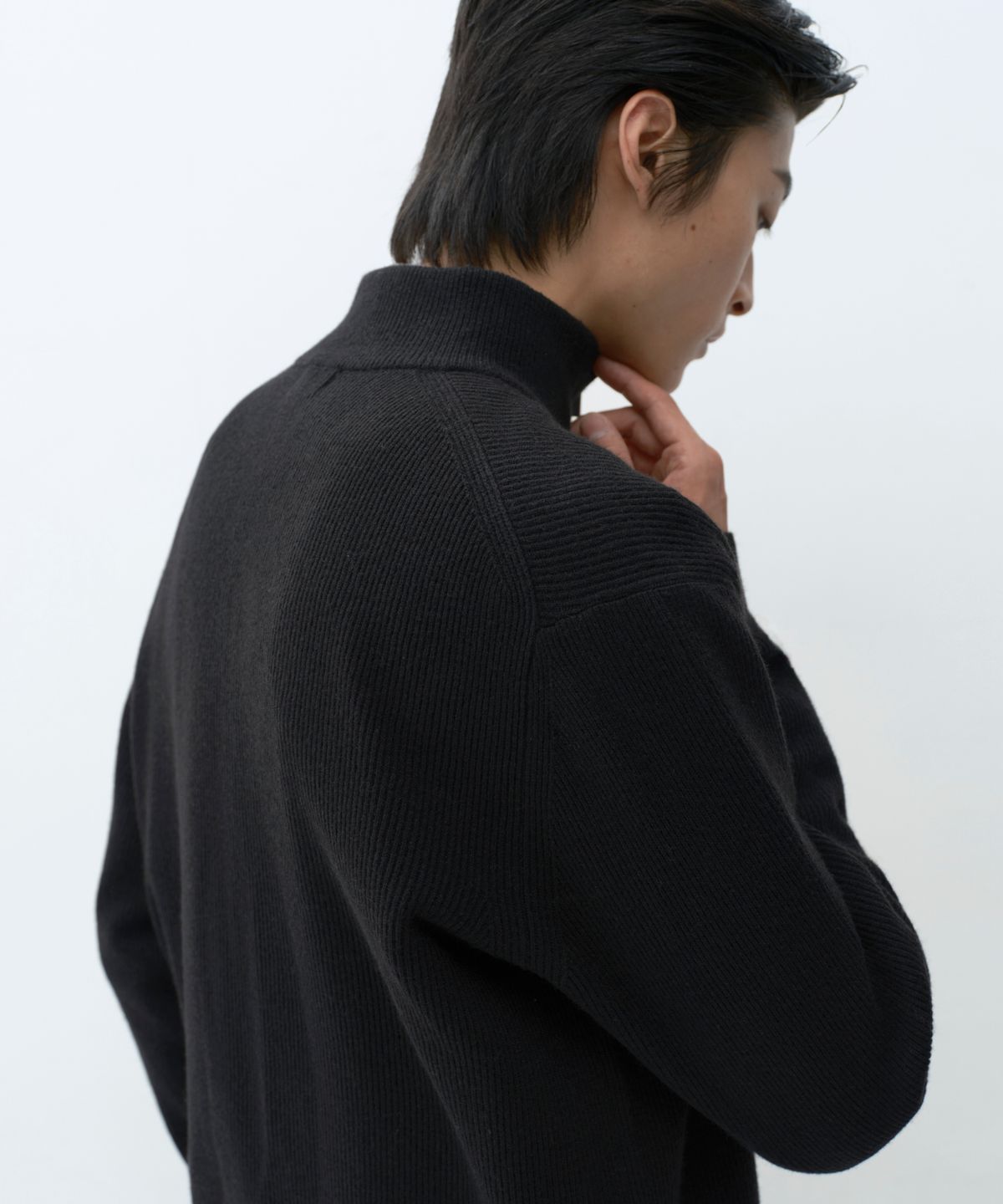 무신사 스탠다드(MUSINSA STANDARD) [빅토리아 울] 미니멀 리브드 쿼터 집 스웨터 [블랙]