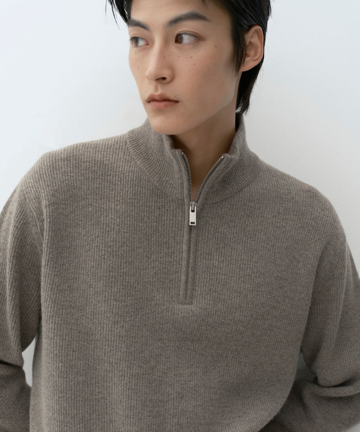 무신사 스탠다드(MUSINSA STANDARD) [빅토리아 울] 미니멀 리브드 쿼터 집 스웨터 [토프]