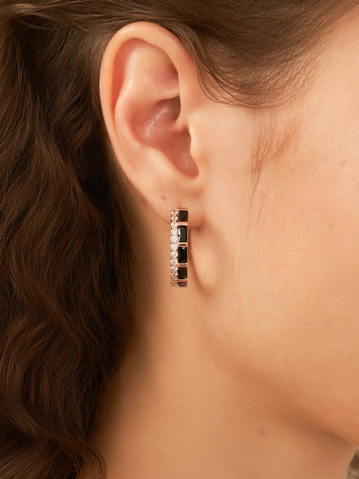 엘르주얼리(ELLEJEWELRY) 14K GF 블랙 화이트 볼드 원터치 링 귀걸이 ELGPEE592