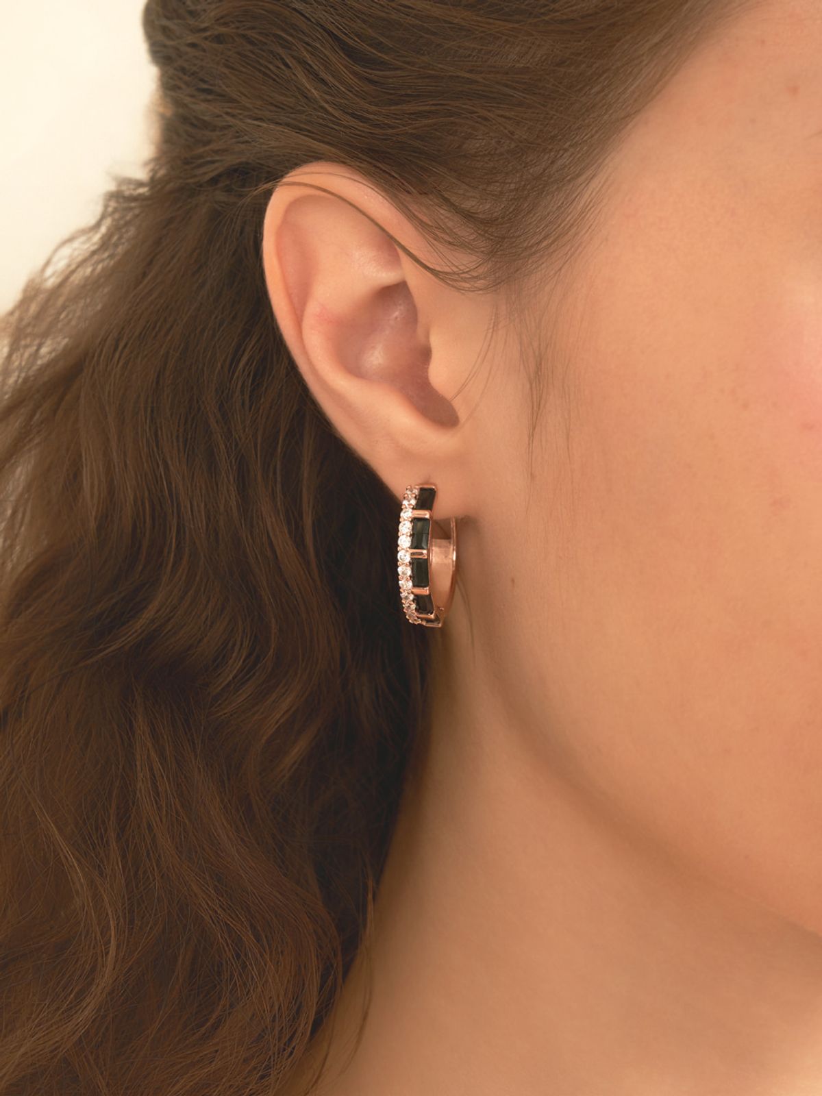 엘르주얼리(ELLEJEWELRY) 14K GF 블랙 화이트 볼드 원터치 링 귀걸이 ELGPEE592