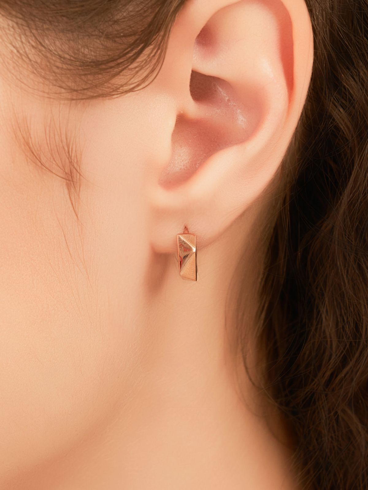 엘르주얼리(ELLEJEWELRY) 14K GF 모던 아키텍처 원터치 귀걸이 ELGPEE589