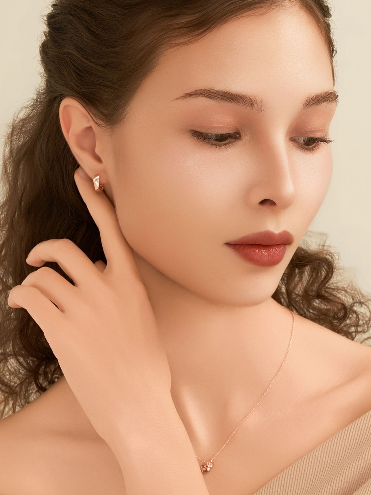 엘르주얼리(ELLEJEWELRY) 14K GF 모던 아키텍처 원터치 귀걸이 ELGPEE589