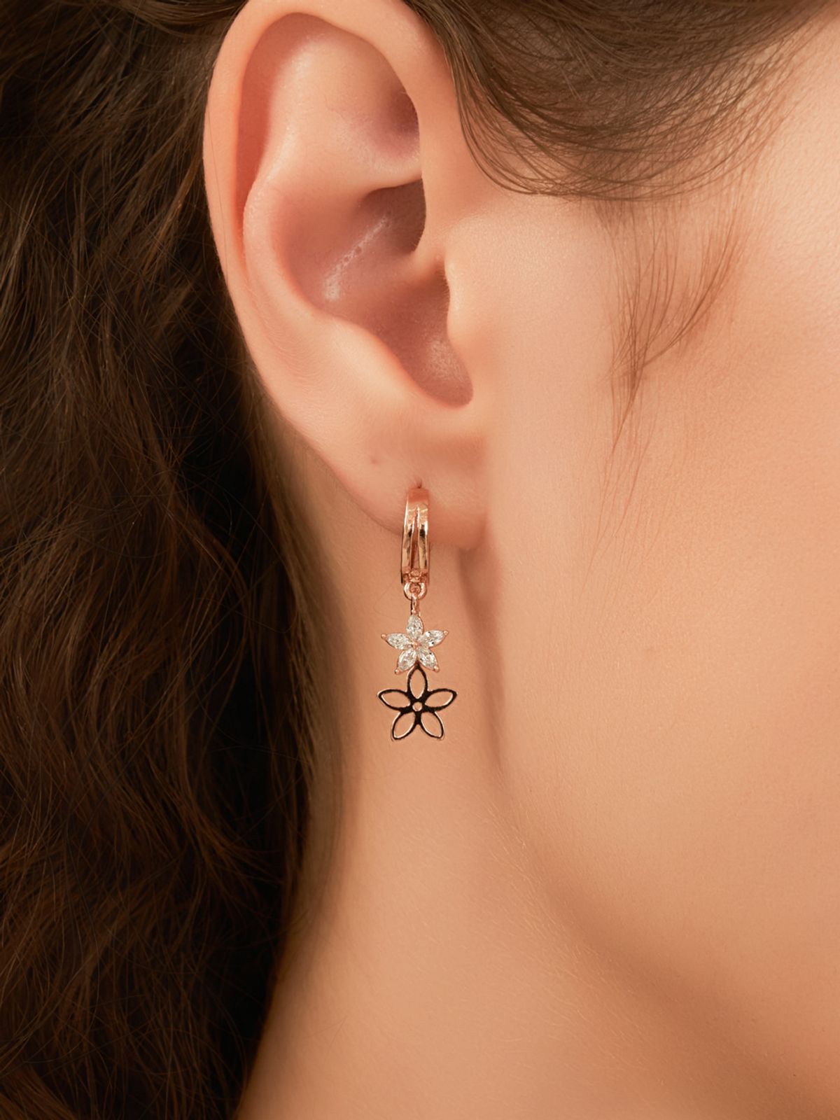 엘르주얼리(ELLEJEWELRY) 14K GF 더블 플라워 원터치 귀걸이 ELGPEE585