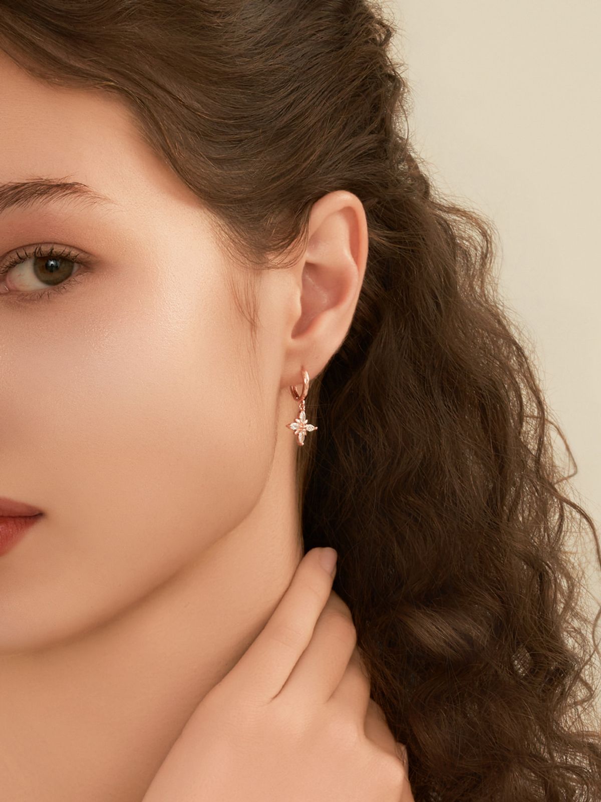 엘르주얼리(ELLEJEWELRY) 14K GF 마퀴즈 플라워 원터치 귀걸이 ELGPEE584