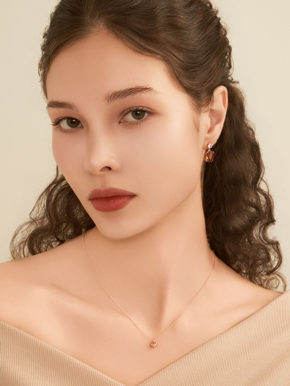 엘르주얼리(ELLEJEWELRY) 14K GF 볼드 큐빅 투핀 귀걸이 ELGPEE582