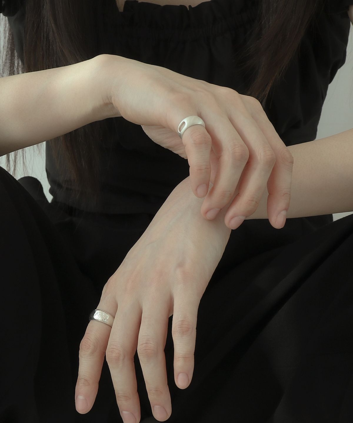 수이오브(SUIOVE) CURVE HOLE RING