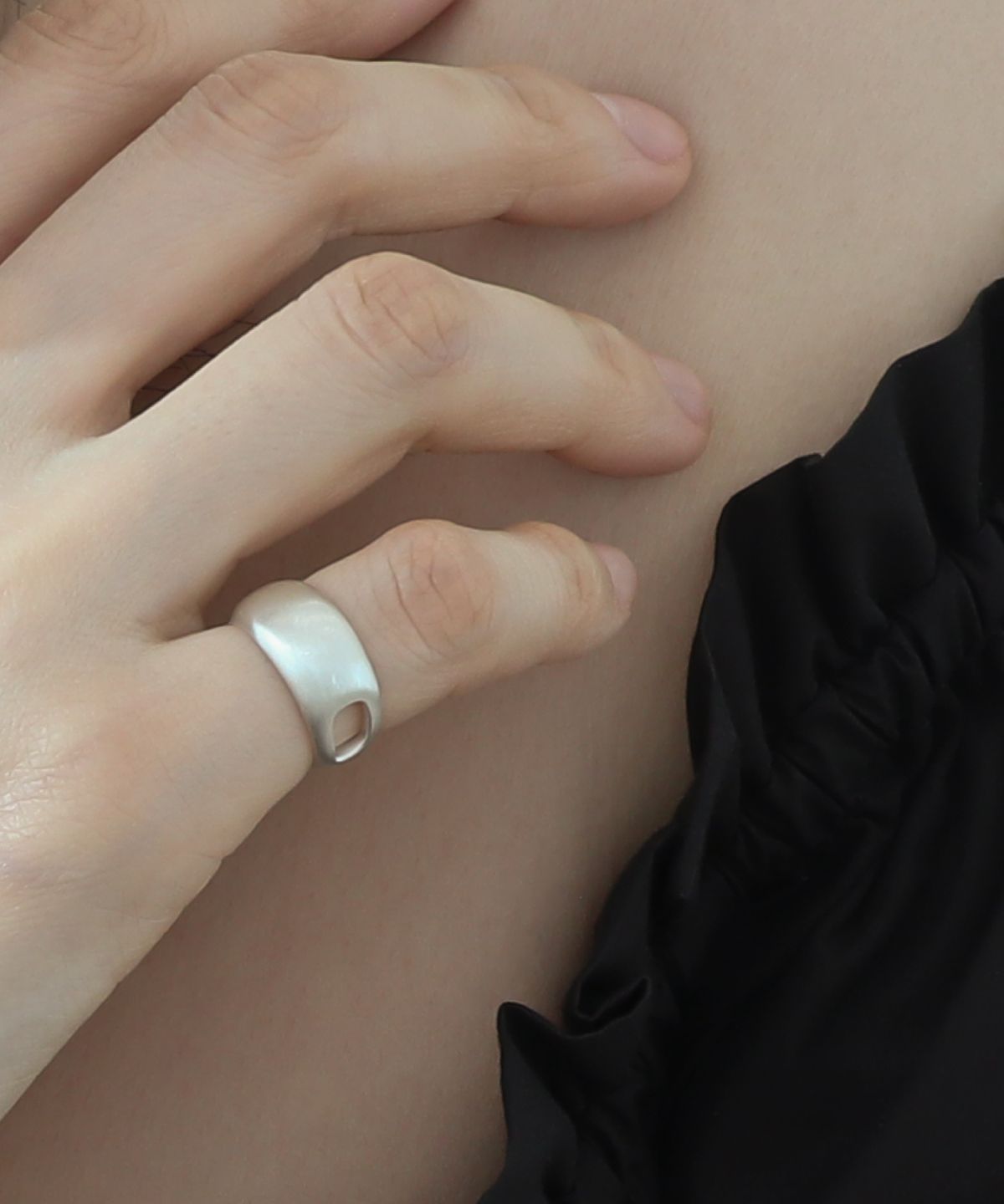 수이오브(SUIOVE) CURVE HOLE RING