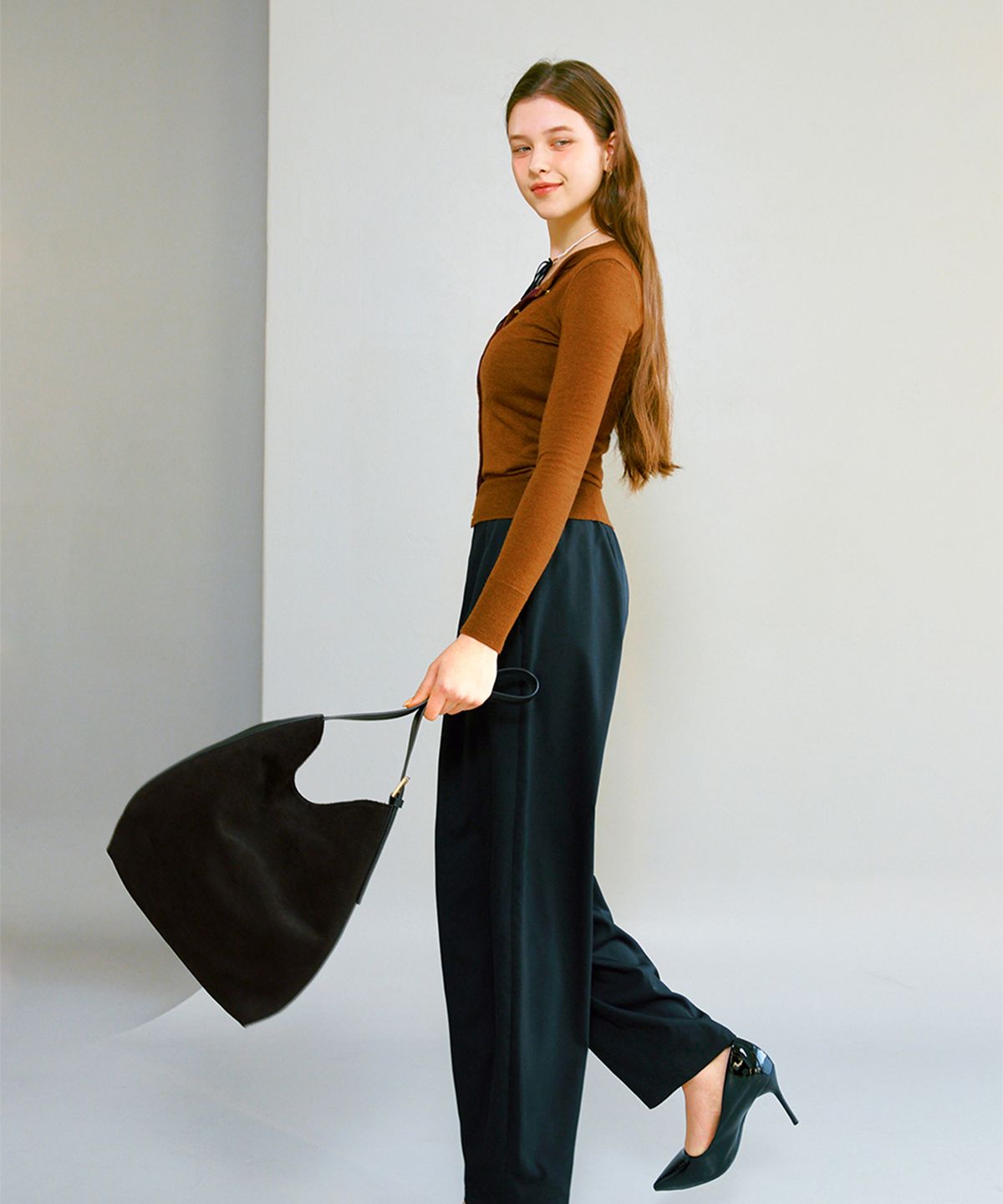 끌라베(CLAVE) 릴리 스웨이드 다크 브라운 토트백 (LILY Suede Dark Brown Tote Bag)