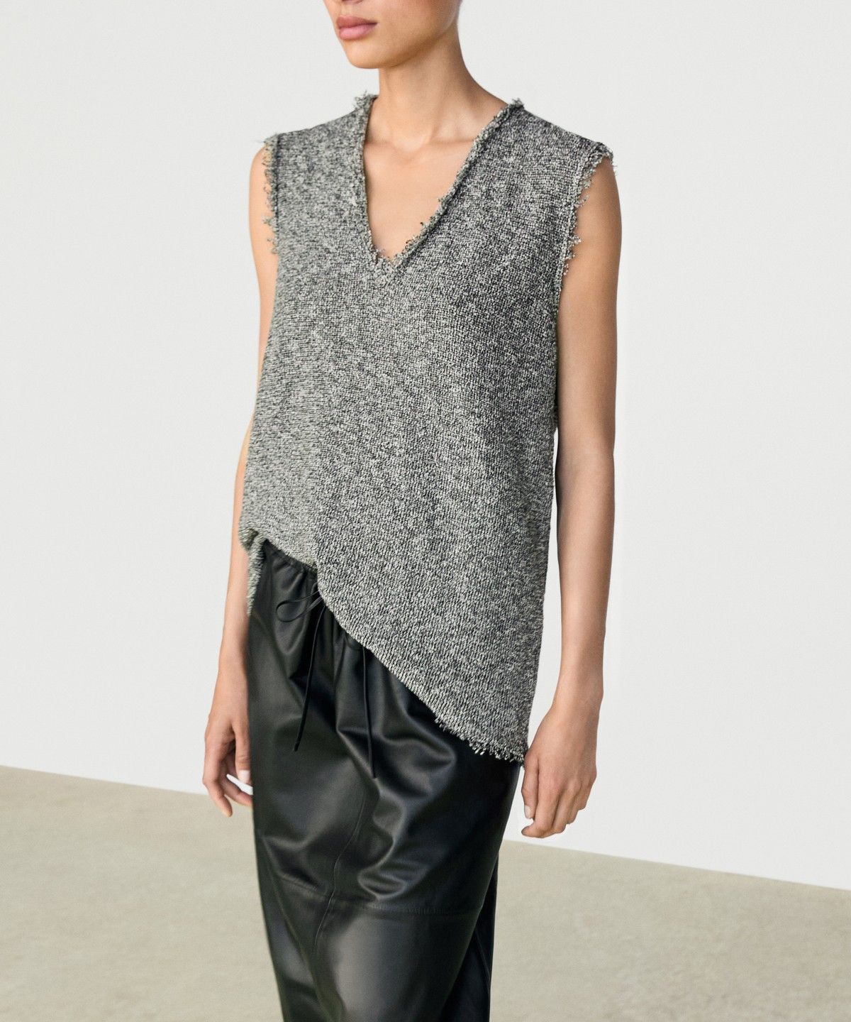 마시모두띠(MASSIMO DUTTI) 슬러브 디테일 브이넥 탑