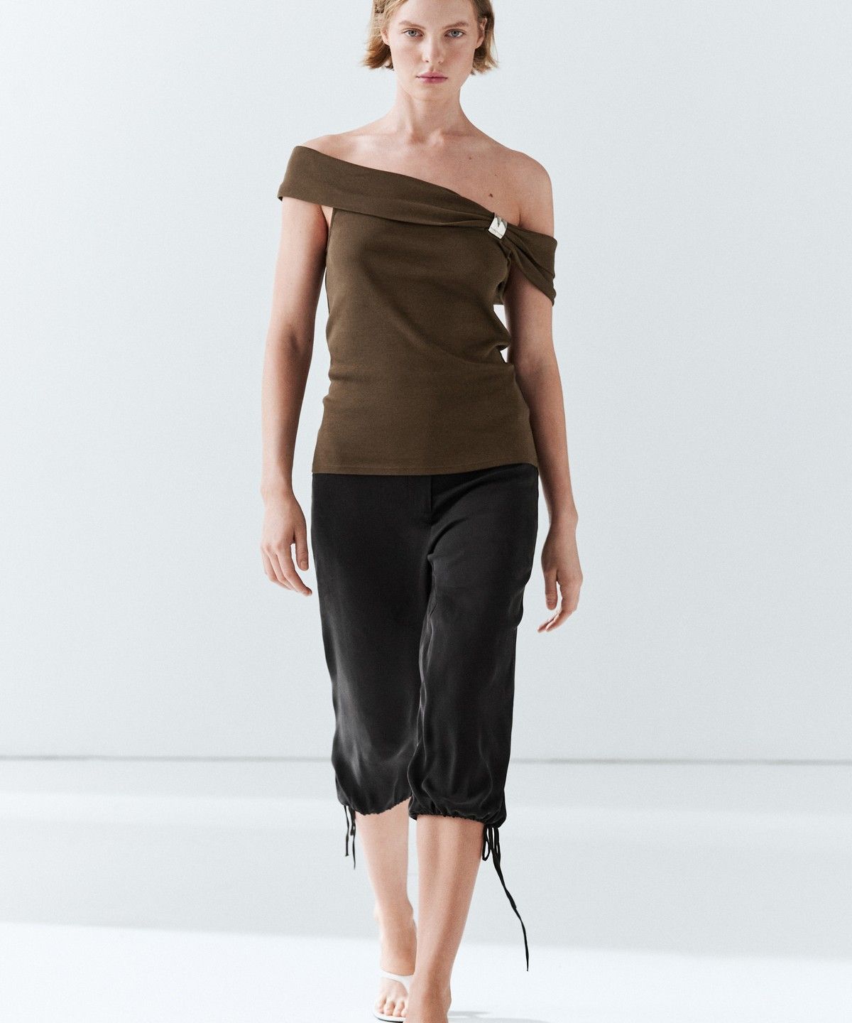 마시모두띠(MASSIMO DUTTI) 주얼 디테일 오프 숄더 탑