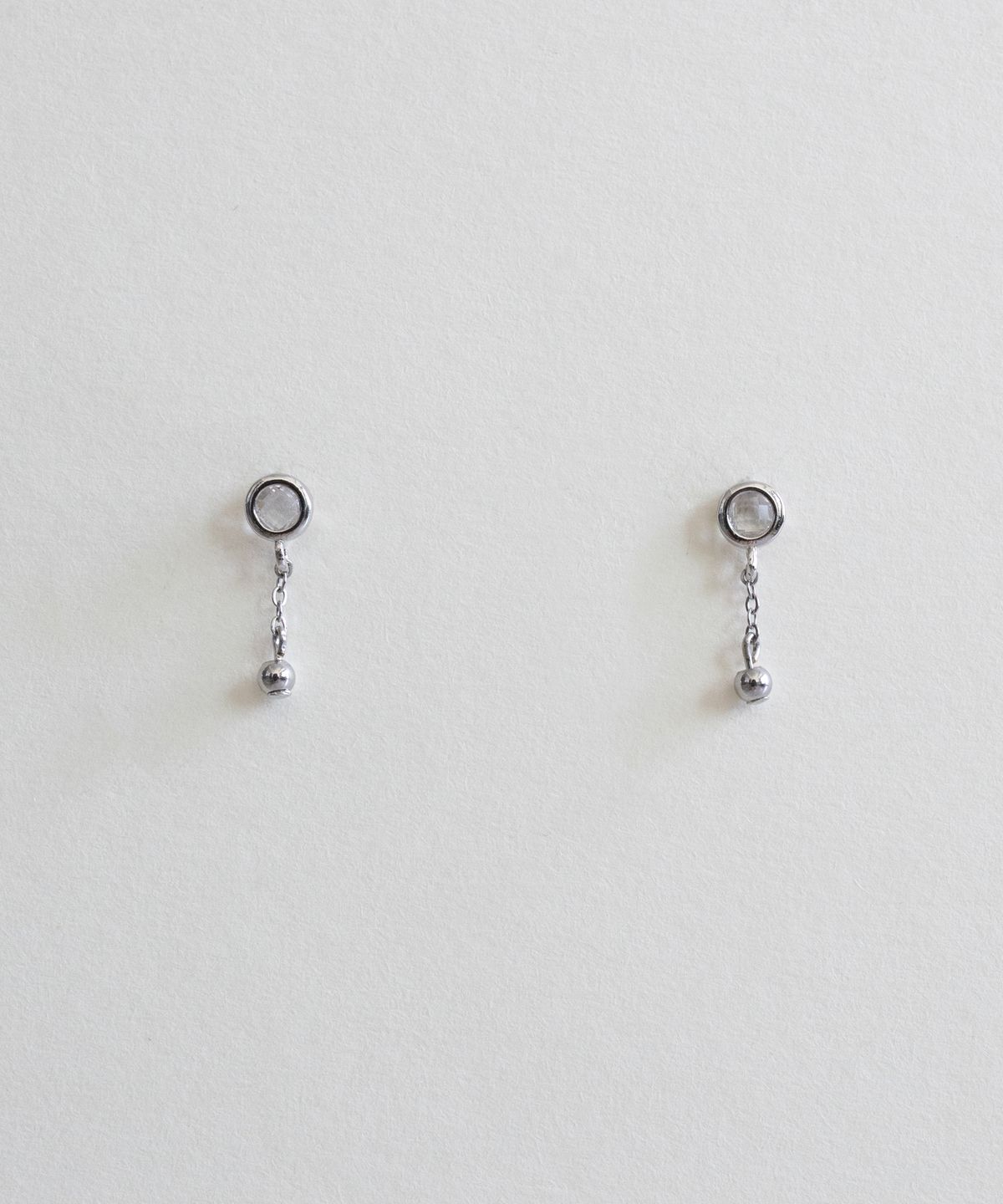 메리모티브(MERRYMOTIVE) Round clear glass drop chain earring