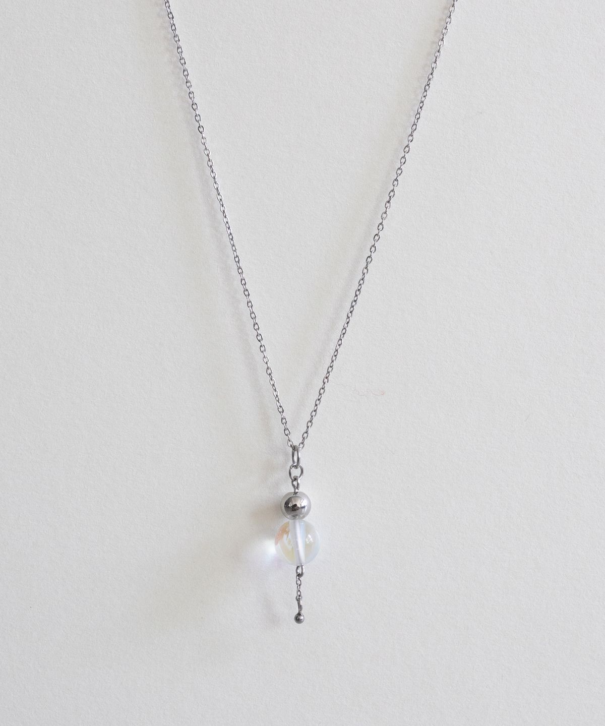 메리모티브(MERRYMOTIVE) Clear moonstone with drop chain necklace