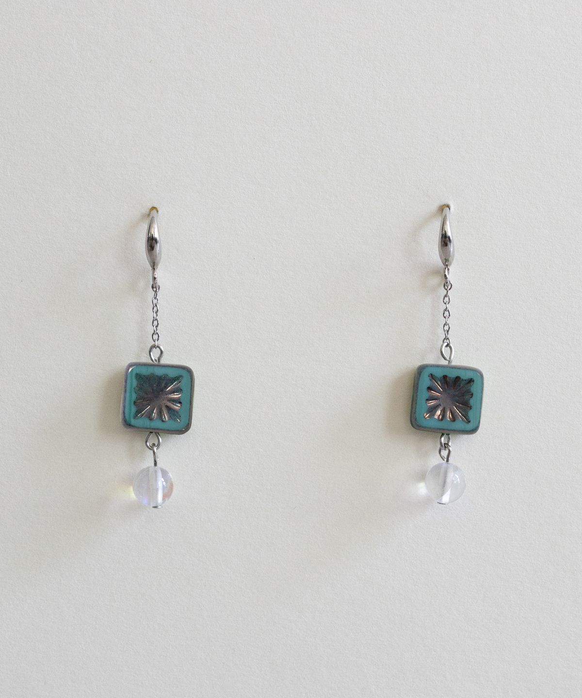 메리모티브(MERRYMOTIVE) Mint carved glass drop earring