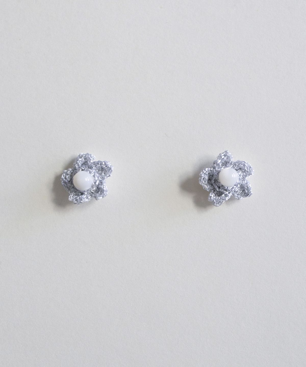 메리모티브(MERRYMOTIVE) Shining silver bloom knit earring