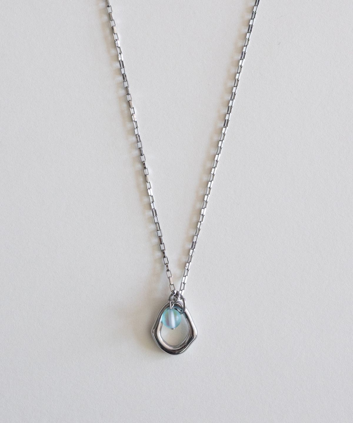 메리모티브(MERRYMOTIVE) Aqua moonstone with organic shape necklace