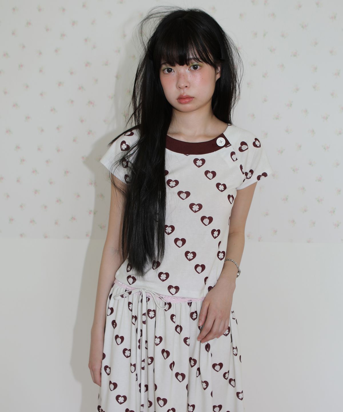노피셜노피스(NOFFICIALNOFFICE) 하트 베리 버튼 탑 아이보리