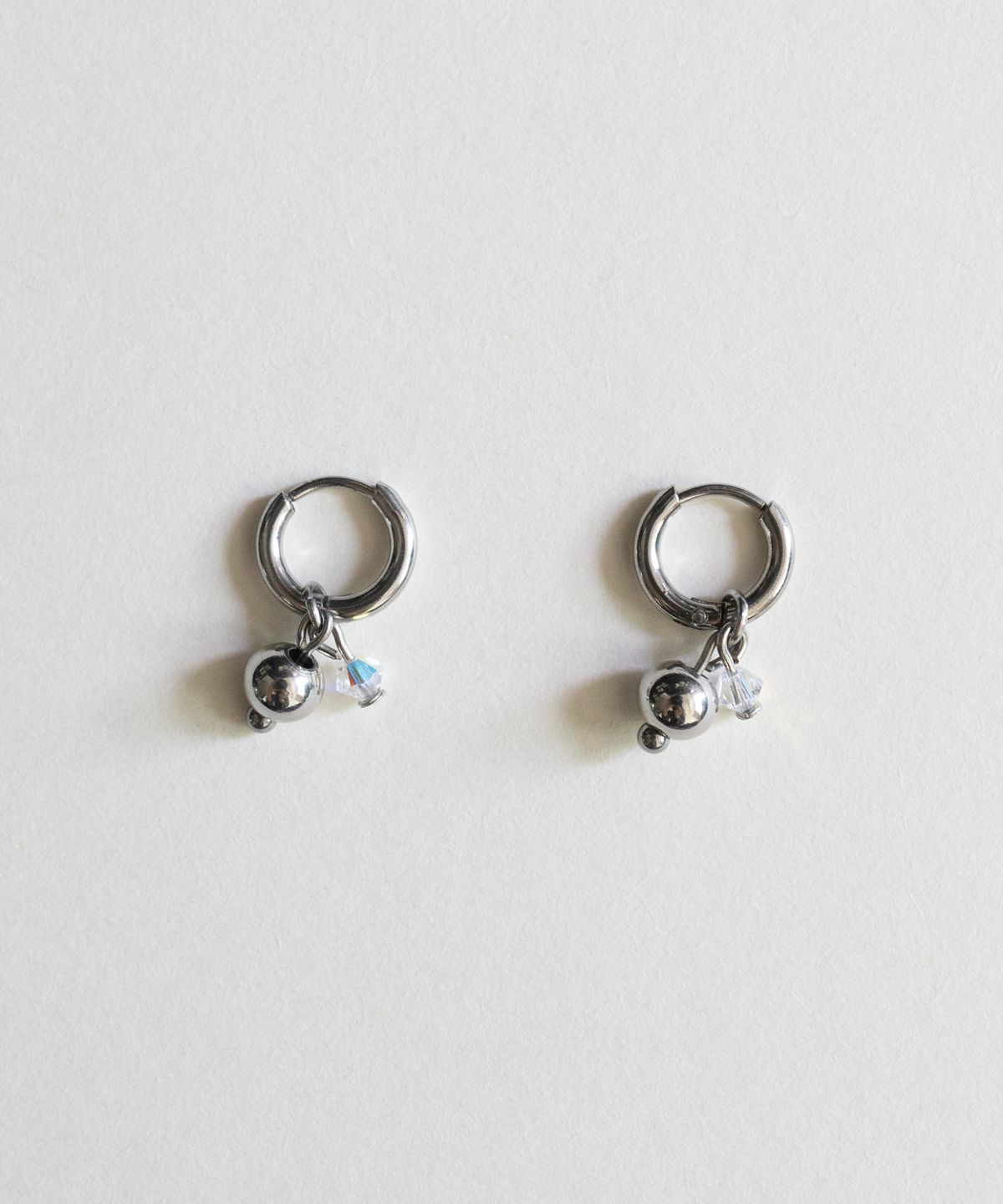 메리모티브(MERRYMOTIVE) Ball and crystal hoop earring