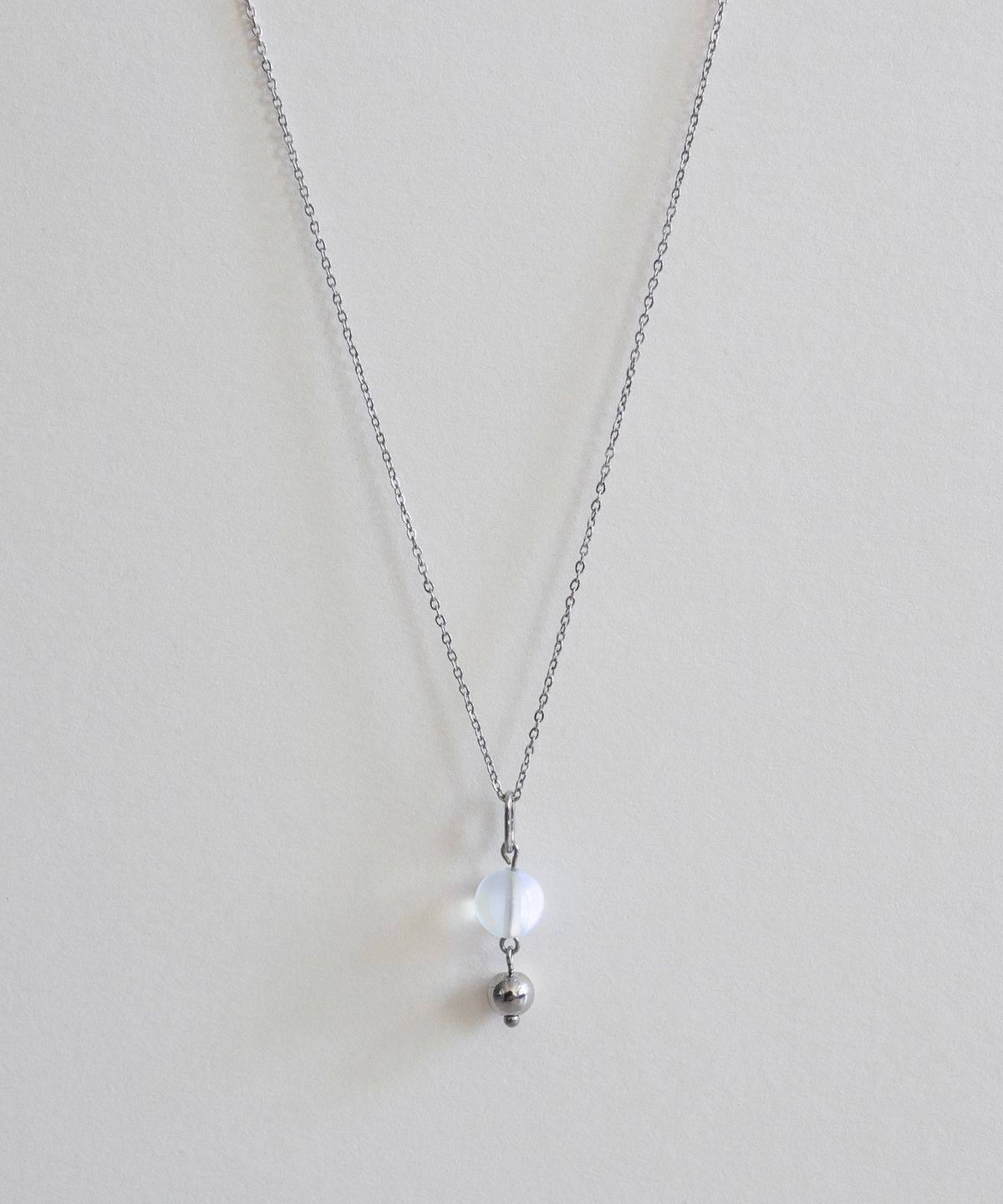 메리모티브(MERRYMOTIVE) Clear moonstone and silver ball free necklace
