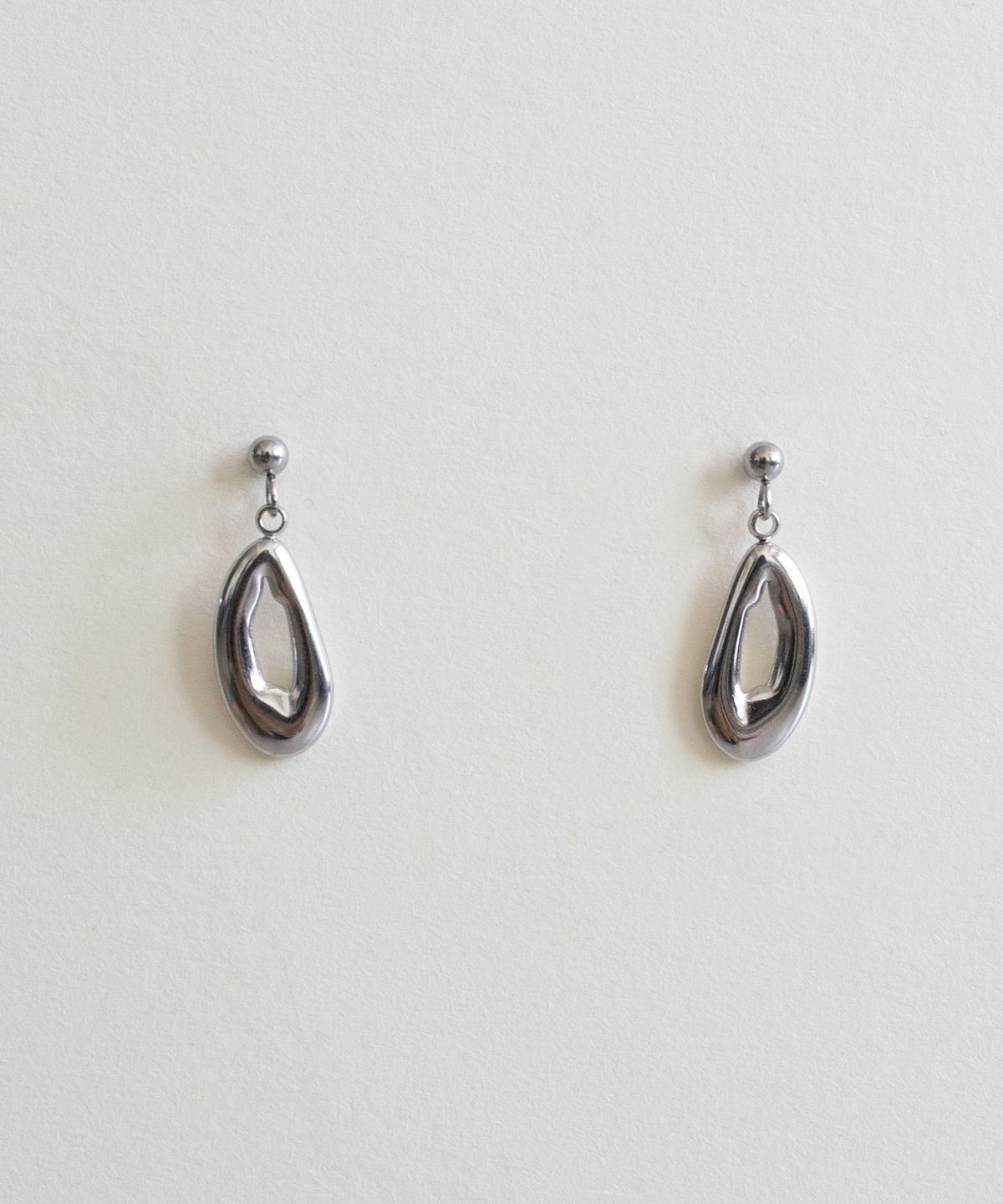 메리모티브(MERRYMOTIVE) Organic shape pendant earring
