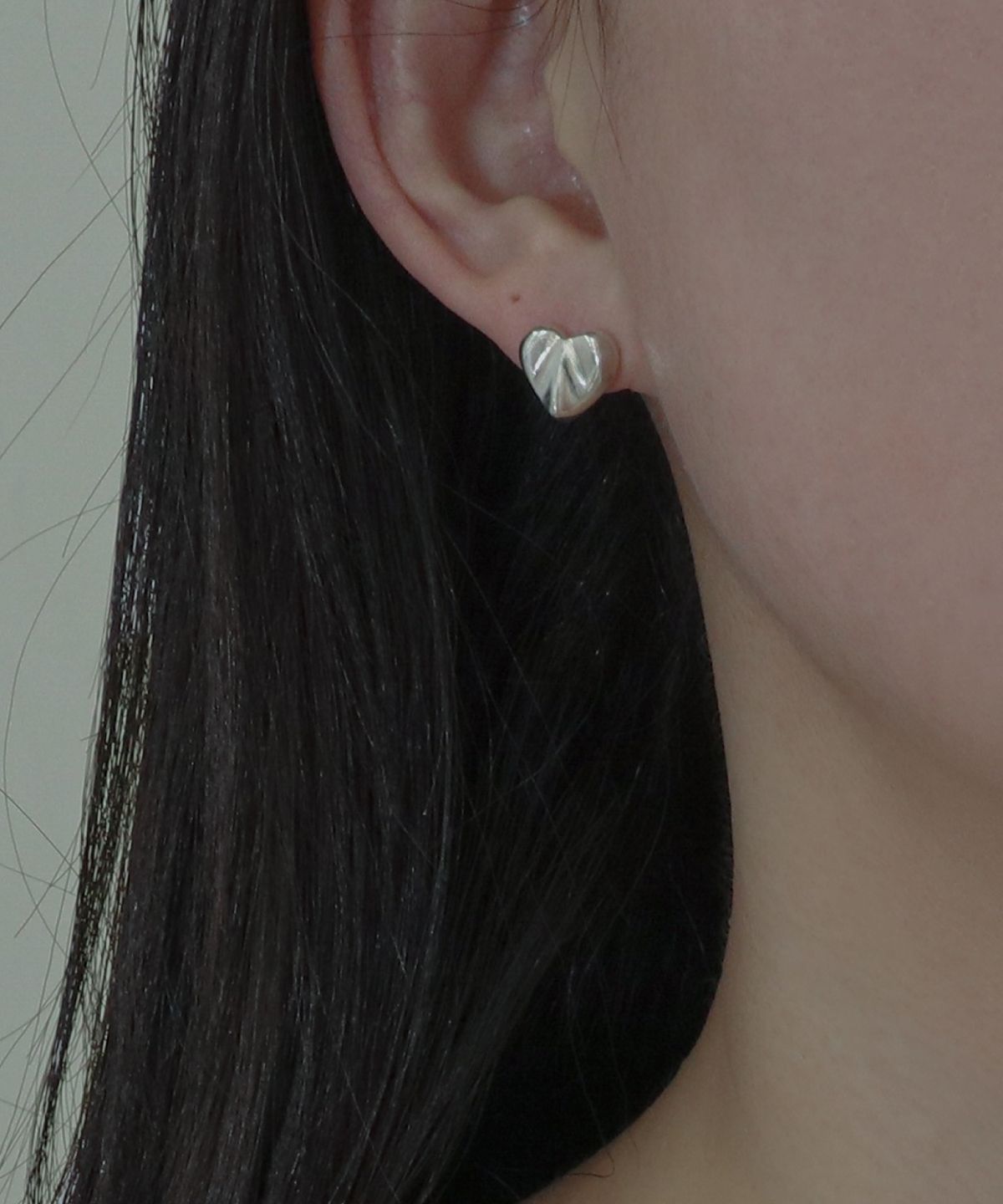 수이오브(SUIOVE) HEART WAVE EARRING