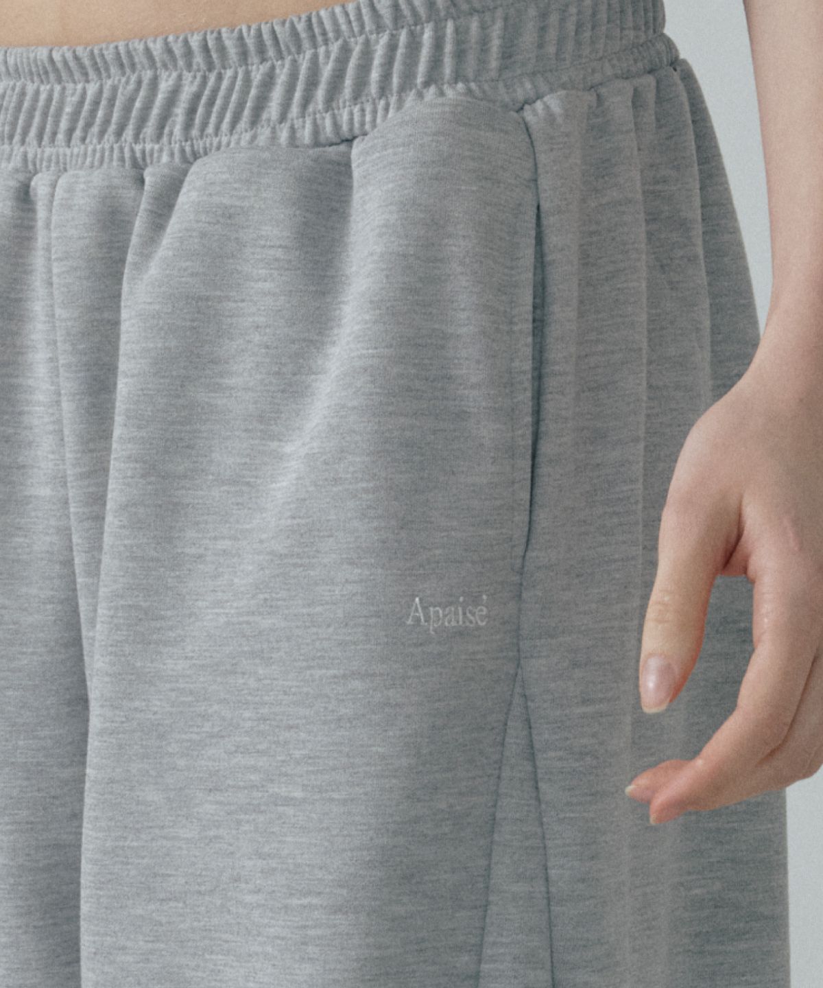 아페이즈(APAISE) Semi-Curved Cut-Detail Logo Pants(Melange Gray)