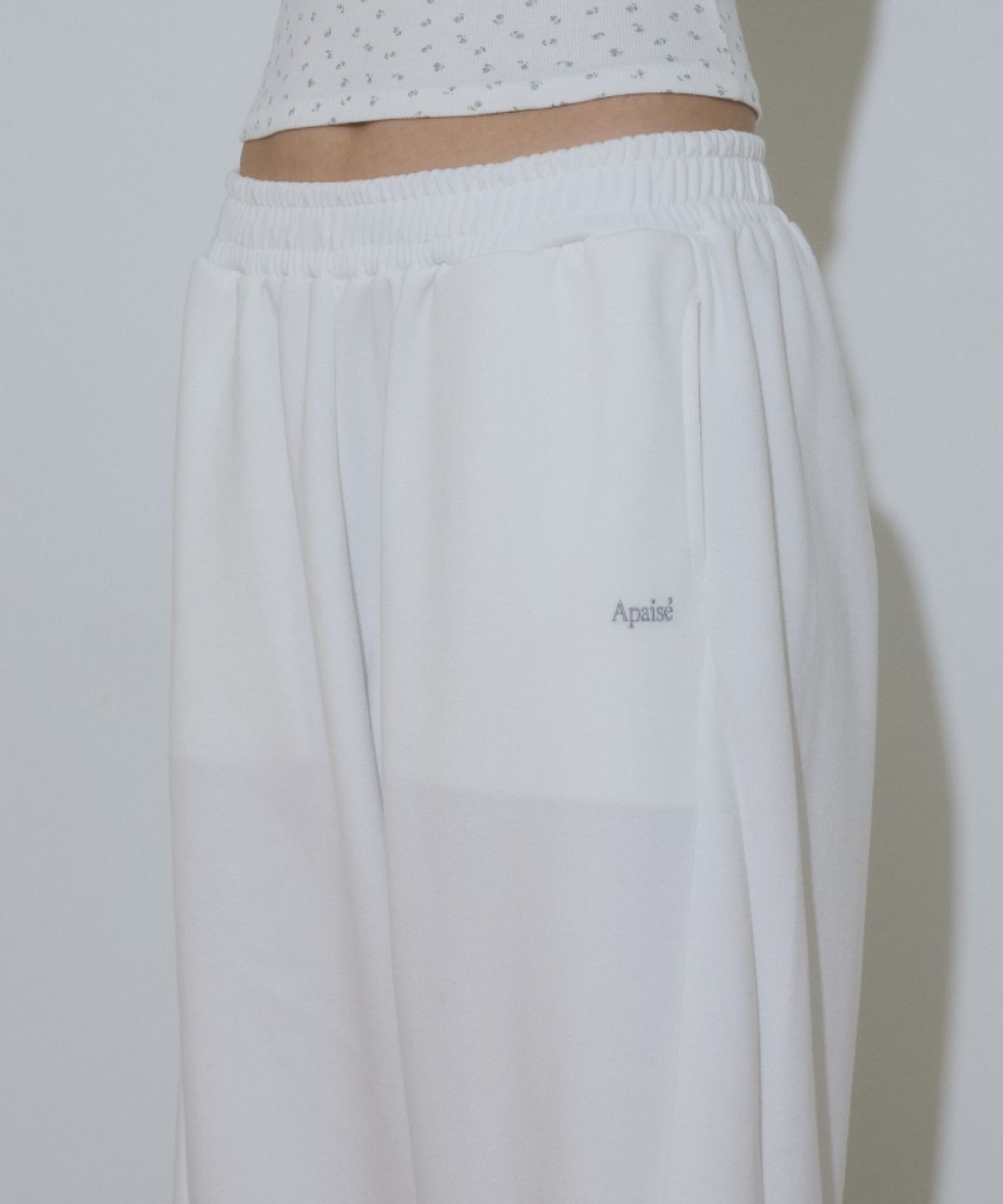 아페이즈(APAISE) Semi-Curved Cut-Detail Logo Pants(White)