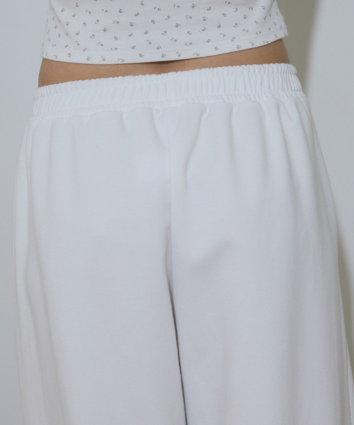 아페이즈(APAISE) Semi-Curved Cut-Detail Logo Pants(White)