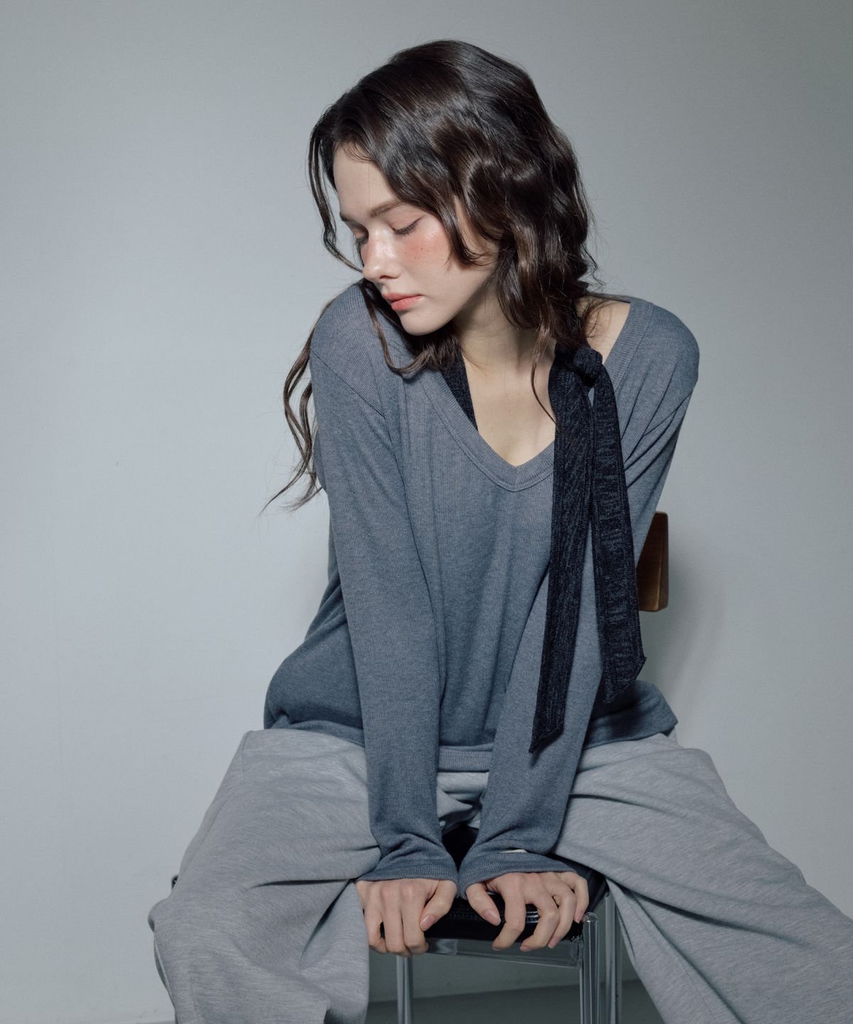 아페이즈(APAISE) Soft Deep V-Neck Long-Sleeve Tee(Charcoal Gray)